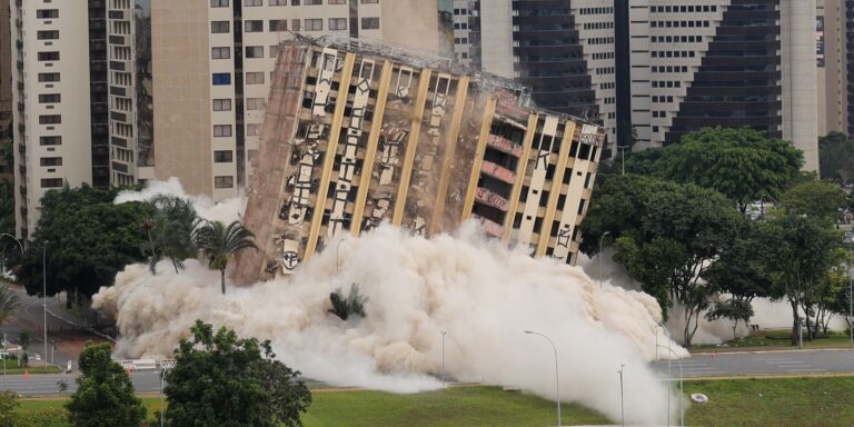 Antigo hotel de luxo, Torre Palace é implodido no centro de Brasília antigo-hotel-de-luxo,-torre-palace-e-implodido-no-centro-de-brasilia