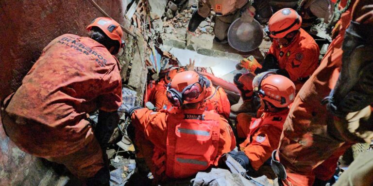 crianca-e-resgatada-5h-apos-desabamento-no-rj;-uma-mulher-morreu
