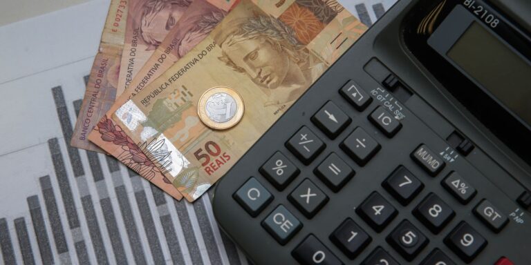 media-de-gastos-dos-brasileiros-e-de-r$-3,52-mil-por-mes,-diz-pesquisa