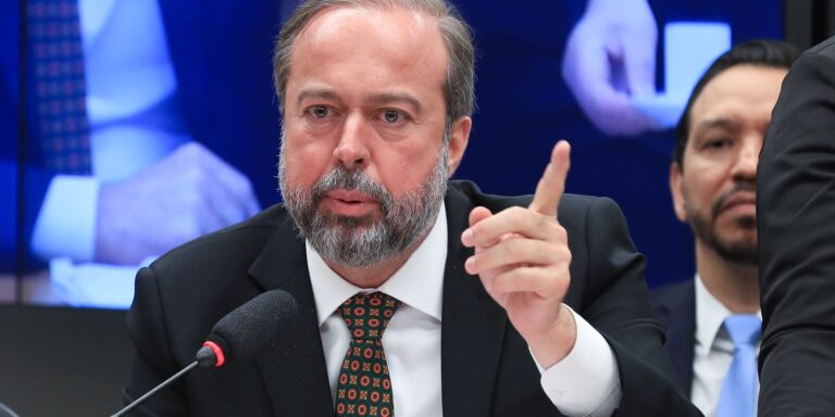 leilao-de-baterias-preve-envio-de-engenheiros-brasileiros-a-china