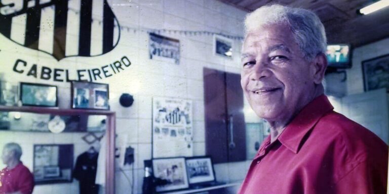 Morre o barbeiro que moldou o topete do Rei Pelé morre-o-barbeiro-que-moldou-o-topete-do-rei-pele
