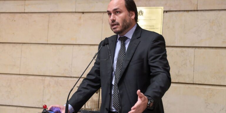 carlos-bolsonaro-volta-a-ser-investigado-por-suspeita-de-rachadinha