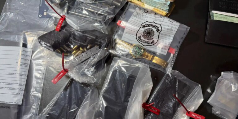 PF prende policiais civis por extorquir dinheiro de traficantes no RJ pf-prende-policiais-civis-por-extorquir-dinheiro-de-traficantes-no-rj