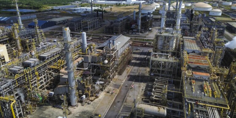 Petrobras reajusta preço do diesel em R$ 0,38 por litro petrobras-reajusta-preco-do-diesel-em-r$-0,38-por-litro