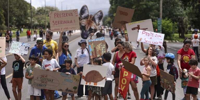 Protesto pede retirada de área ambiental do projeto de socorro ao BRB protesto-pede-retirada-de-area-ambiental-do-projeto-de-socorro-ao-brb