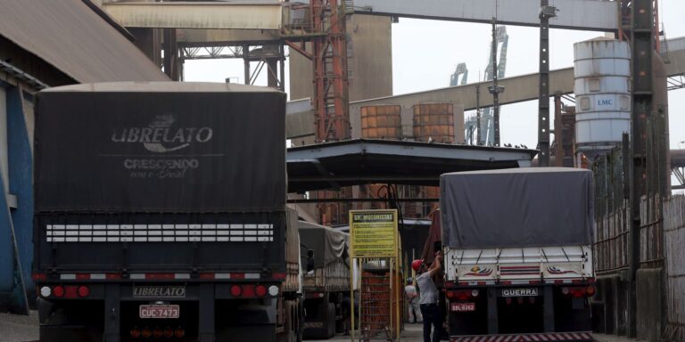 Caminhoneiros desistem de greve e negociam com governo caminhoneiros-desistem-de-greve-e-negociam-com-governo