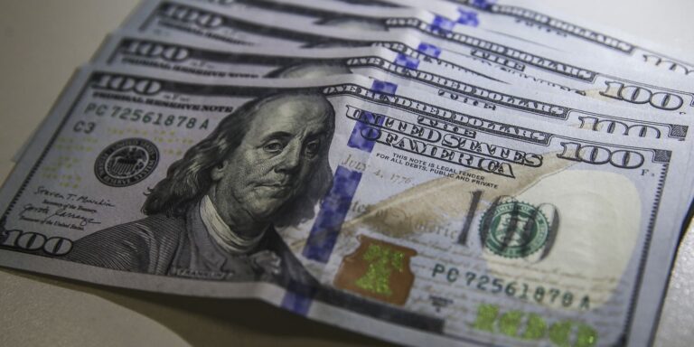 dolar-retoma-nivel-pre-guerra-e-bolsa-sobe-com-possivel-acordo-com-ira