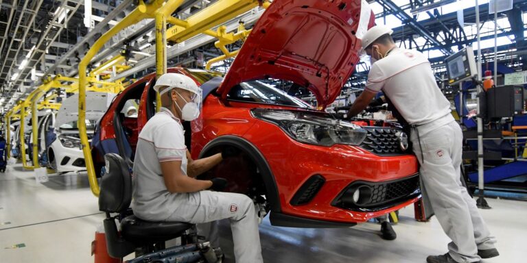 Indústria avança 0,9% em fevereiro, diz IBGE industria-avanca-0,9%-em-fevereiro,-diz-ibge