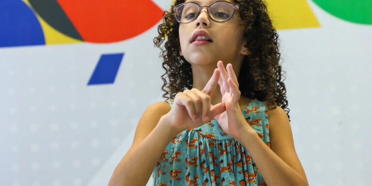 uso-da-libras-nas-escolas-transforma-rotina-dos-alunos-surdos;-ouca