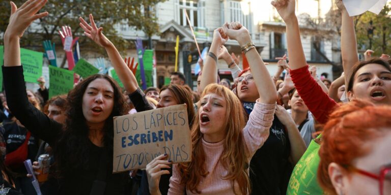 marcha-universitaria-protesta-contra-cortes-de-milei