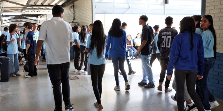 enem-2026:-estudante-do-pe-de-meia-e-isento-da-taxa-de-inscricao