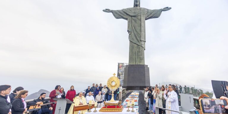 celebracao-de-corpus-christi-colore-as-ruas-e-reune-fieis-pelo-pais