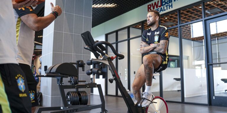 neymar-faz-novo-exame-e-segue-sem-treinar-na-selecao-brasileira