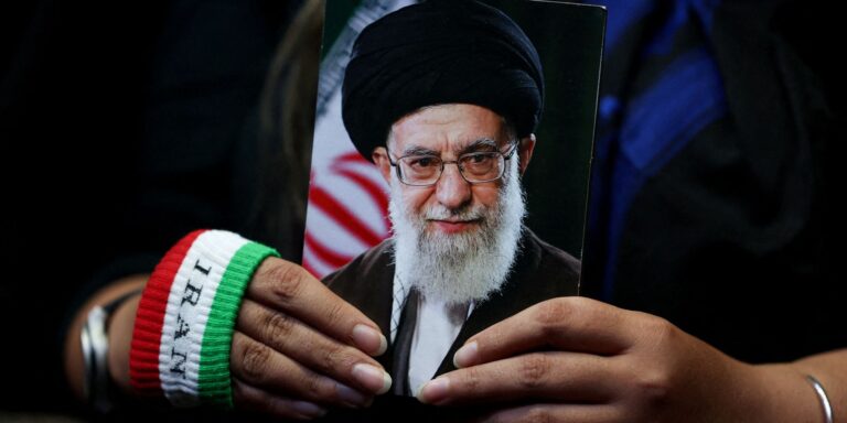 Funeral público de Ali Khamenei começa em Teerã funeral-publico-de-ali-khamenei-comeca-em-teera