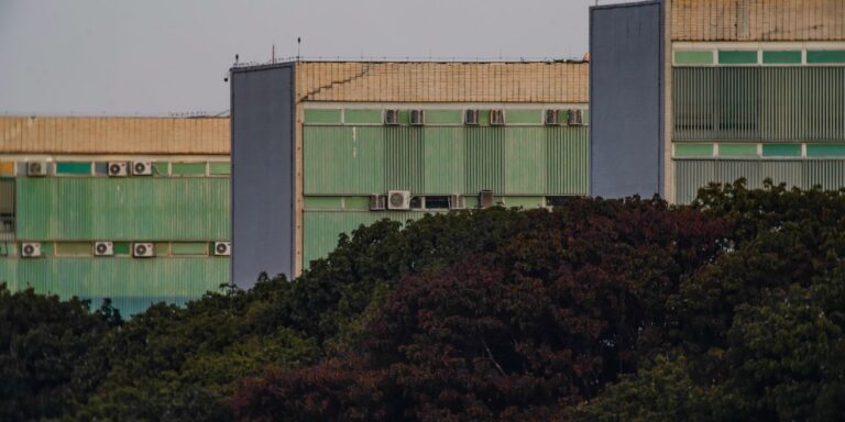 Bloqueio orçamentário é reduzido de R$ 23,6 bilhões para R$ 18 bilhões bloqueio-orcamentario-e-reduzido-de-r$-23,6-bilhoes-para-r$-18-bilhoes