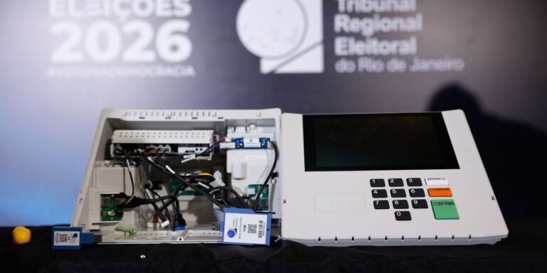 urna-eletronica-e-aberta-em-transmissao-ao-vivo-pela-primeira-vez