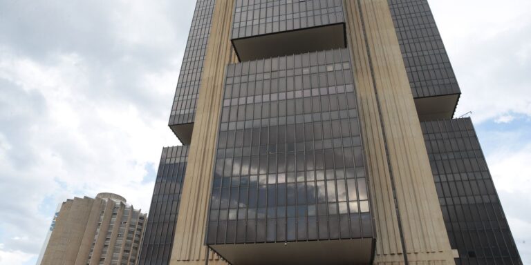 Copom reduz taxa básica de juros de 14,25% para 14% ao ano copom-reduz-taxa-basica-de-juros-de-14,25%-para-14%-ao-ano