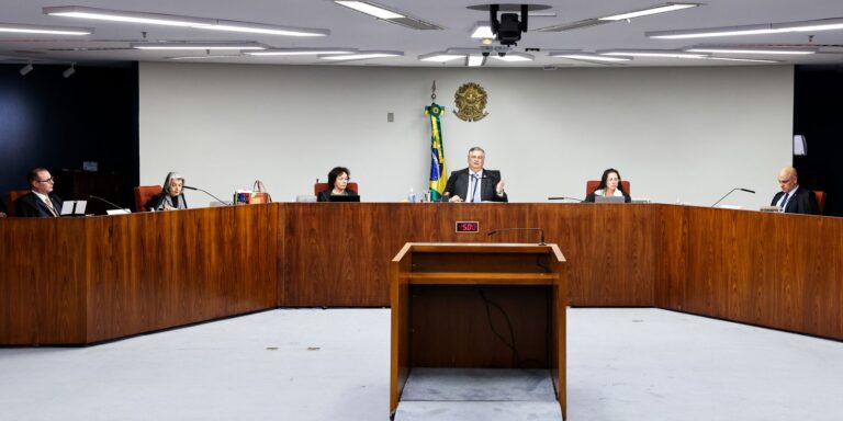 dino-e-moraes-defendem-rediscutir-dispensa-de-diploma-para-jornalista