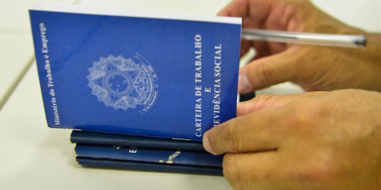 Taxa de desemprego ficou em 5,3% no trimestre móvel encerrado em julho taxa-de-desemprego-ficou-em-5,3%-no-trimestre-movel-encerrado-em-julho