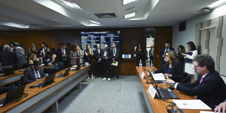 Comissão aprova MP da taxa das blusinhas: texto segue a plenários comissao-aprova-mp-da-taxa-das-blusinhas:-texto-segue-a-plenarios