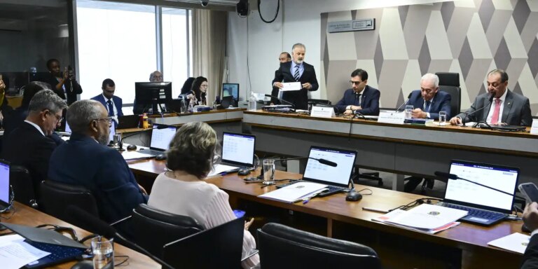 PEC que acaba com jornada 6×1 é aprovada na CCJ do Senado pec-que-acaba-com-jornada-6×1-e-aprovada-na-ccj-do-senado