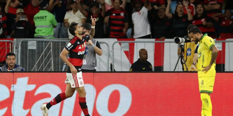 flamengo-vence-e-fica-a-um-ponto-do-palmeiras,-lider-do-brasileirao
