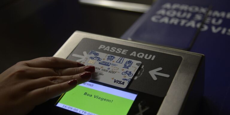 estacao-cinelandia,-no-rio,-e-renomeada-para-estacao-democracia