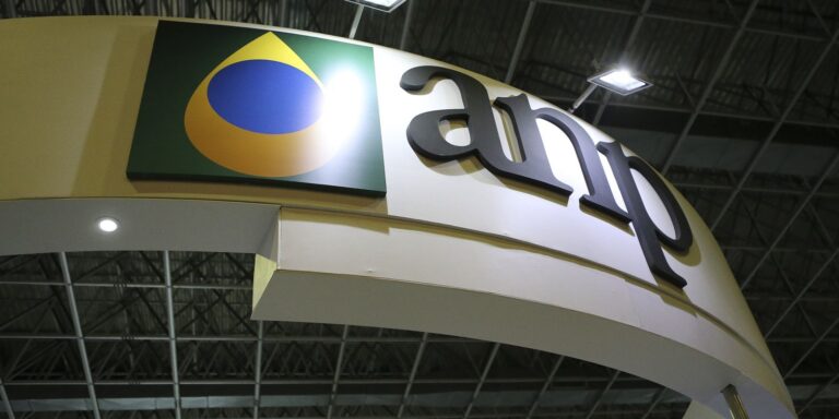 anp-multa-distribuidoras-de-combustiveis-em-mais-de-r$-700-milhoes