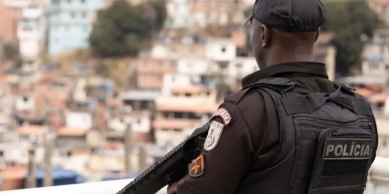 Operação da PMRJ apreende drogas e armas no Complexo da Maré operacao-da-pmrj-apreende-drogas-e-armas-no-complexo-da-mare