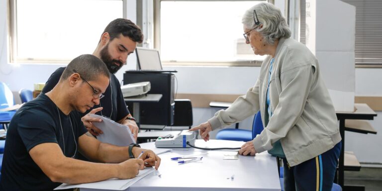Eleitores do Rio seguem em fila de votação até depois das 19h eleitores-do-rio-seguem-em-fila-de-votacao-ate-depois-das-19h