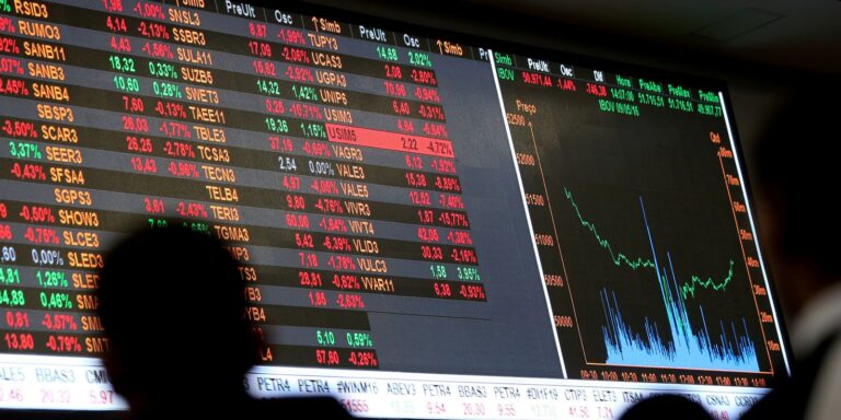 Dólar cai a R$ 5, e bolsa sobe quase 8% após primeiro turno dolar-cai-a-r$-5,-e-bolsa-sobe-quase-8%-apos-primeiro-turno