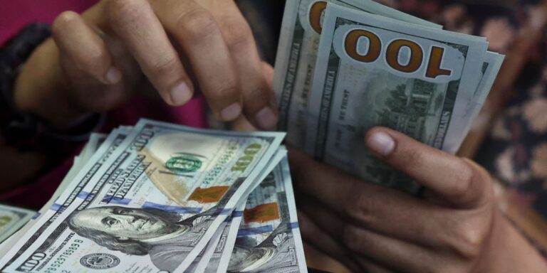 Dólar fecha abaixo de R$ 5 pela primeira vez desde maio dolar-fecha-abaixo-de-r$-5-pela-primeira-vez-desde-maio